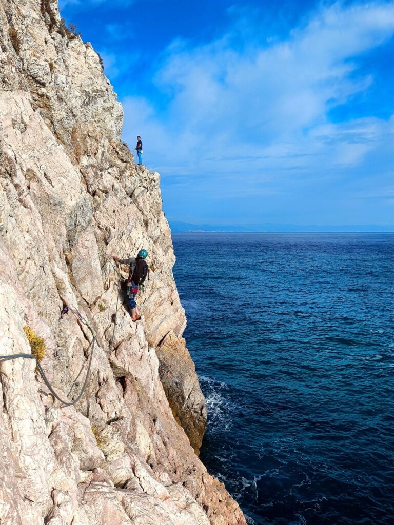 uniamo i due tiri prima dell'ultimo: la sosta si trova sul pulpito dal quale poi non resta che risalire uniamo i due tiri prima dell'ultimo: la sosta si trova sul pulpito dal quale poi non resta che risalire