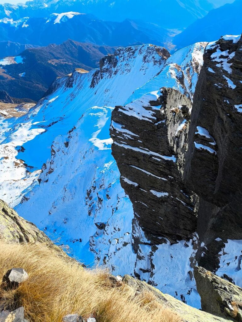 Uno sguardo verso il basso dal versante sud. Direi che da qui è meglio non salire vista l'esposizione ;) Uno sguardo verso il basso dal versante sud. Direi che da qui è meglio non salire vista l'esposizione ;)