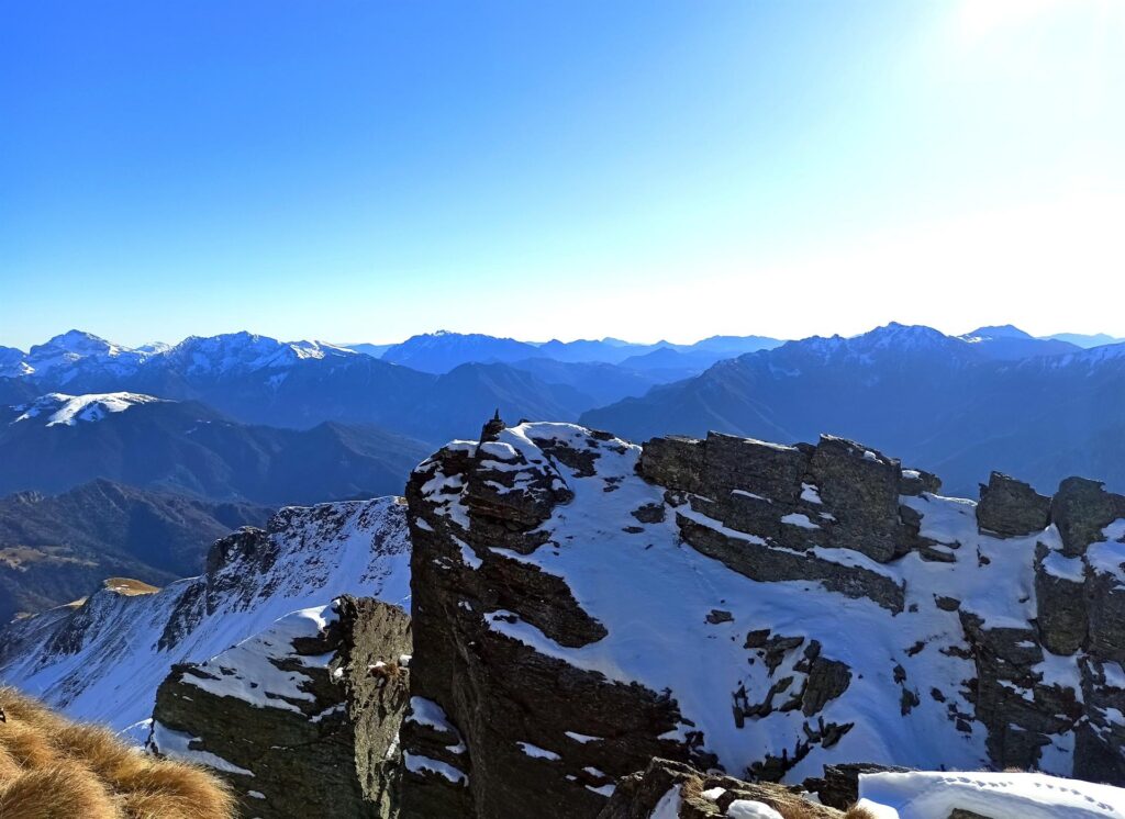 Anche lo spallone di fronte ha il suo ometto di vetta Anche lo spallone di fronte ha il suo ometto di vetta