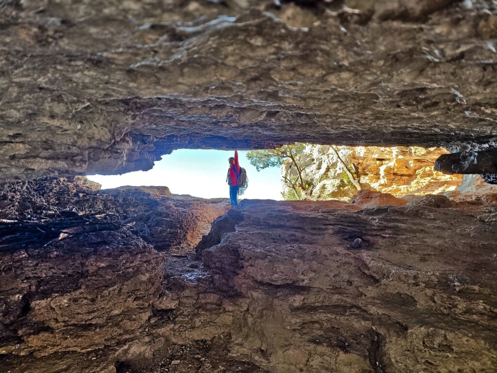 di fianco al canyon si apre questa bella grotta: una finestra sull'entroterra di fianco al canyon si apre questa bella grotta: una finestra sull'entroterra