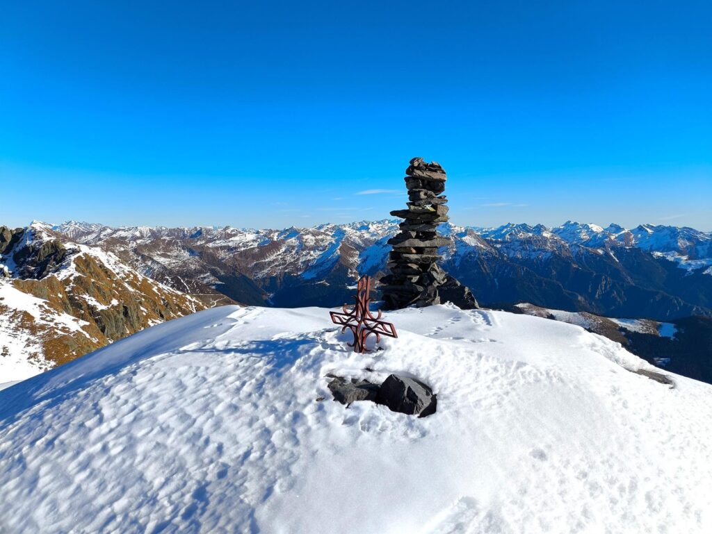 Ed eccoci sull'immacolata cima! Uniche impronte quelle di uno stambecco solitario Ed eccoci sull'immacolata cima! Uniche impronte quelle di uno stambecco solitario