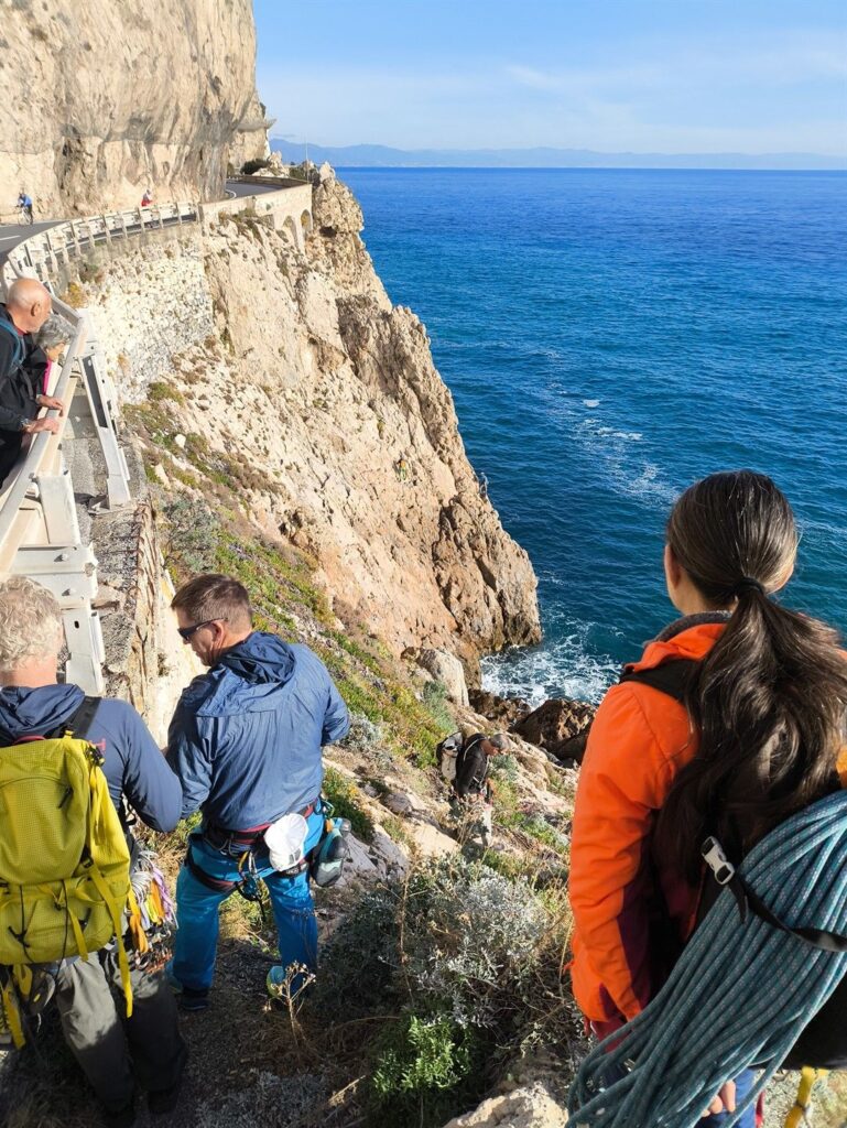 questo è il punto dove si scende, scavalcando il guard rail e poi giù per la rampa di roccette e terra un po' vegetata questo è il punto dove si scende, scavalcando il guard rail e poi giù per la rampa di roccette e terra un po' vegetata