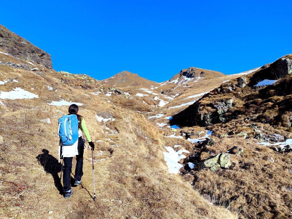 Si risale in questa valletta con un piccolo ruscello sulla destra Si risale in questa valletta con un piccolo ruscello sulla destra