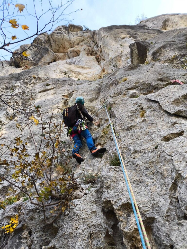 primo tiro, dal basso si vede già l'evidente diedro del secondo tiro dal quale si capisce di essere sulla via giusta primo tiro, dal basso si vede già l'evidente diedro del secondo tiro dal quale si capisce di essere sulla via giusta