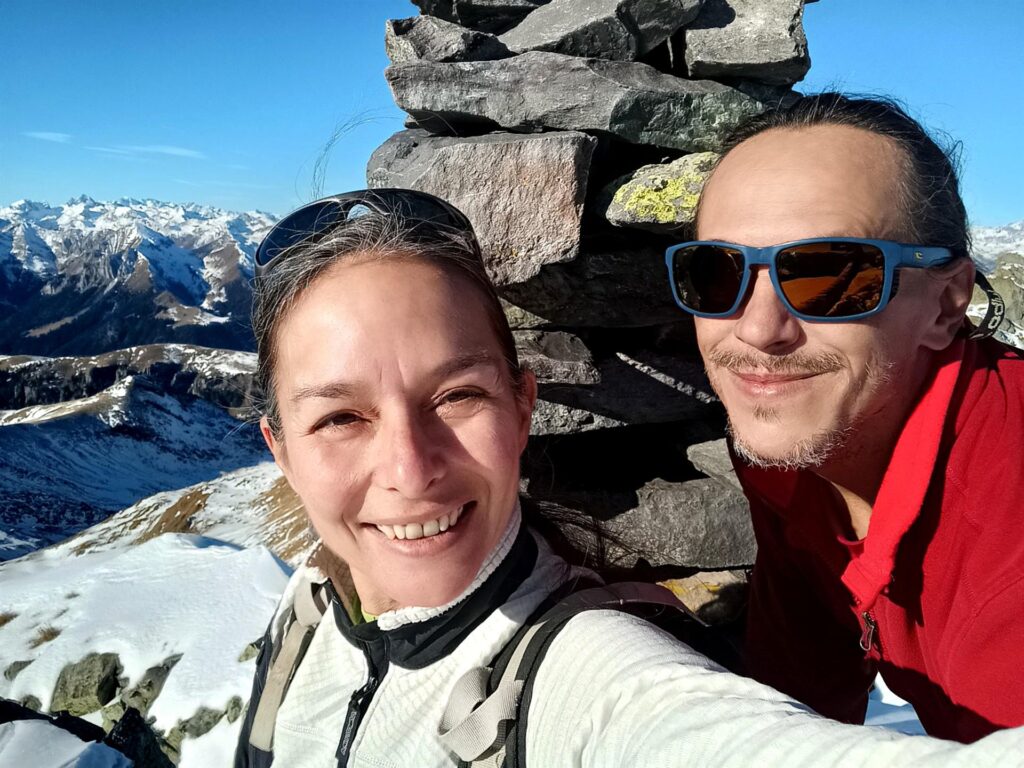 Selfone di vetta con l'omino sommitale Selfone di vetta con l'omino sommitale