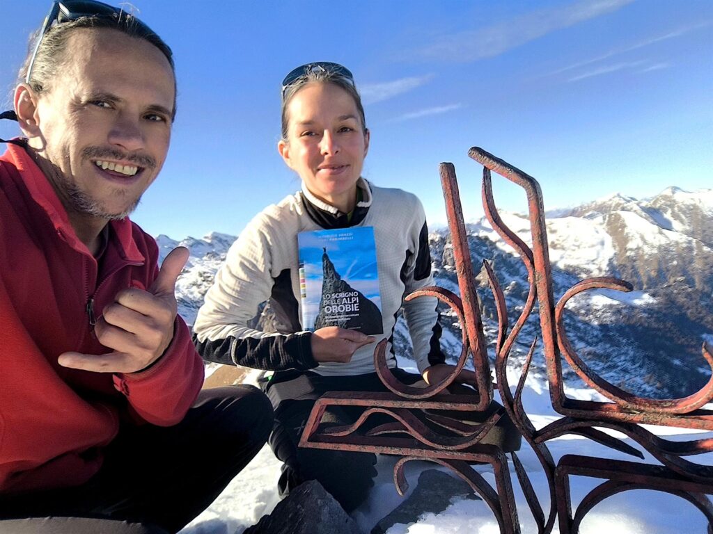 Cima del Monte Valletto con il libro di Maurizio Agazzi e Yuri Parimbelli
