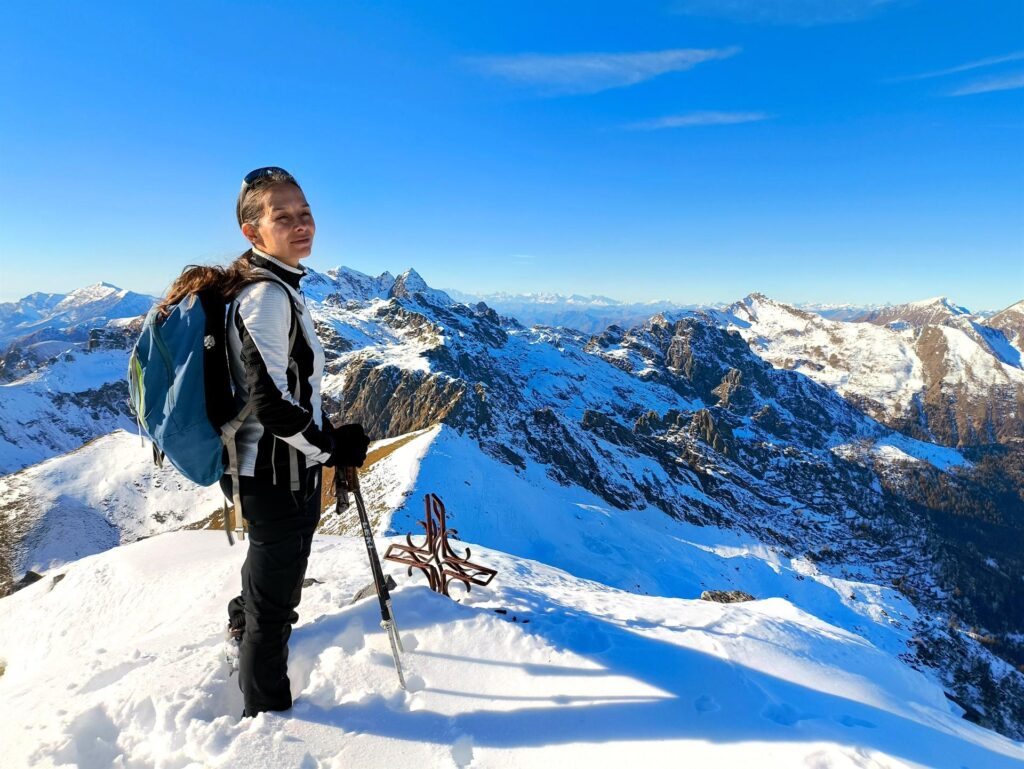 Erica soddisfatta con la croce di vetta Erica soddisfatta con la croce di vetta