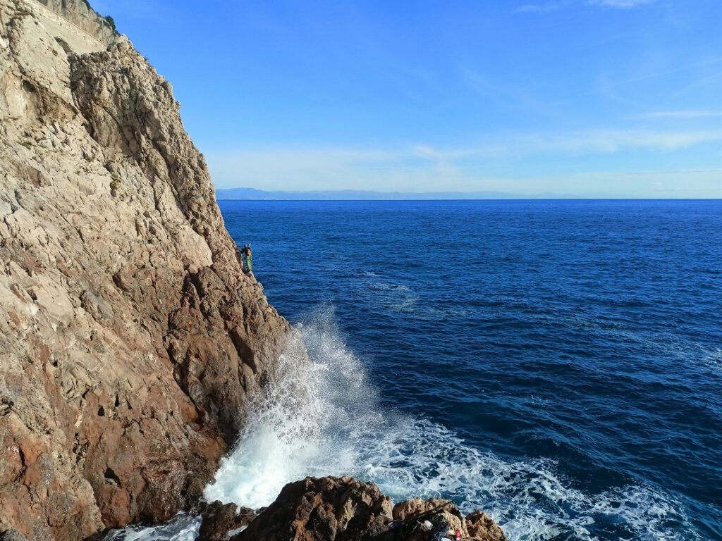 una delle cordate che ci precede è già arrivata alla prima sosta, unendo - come faremo anche noi - i primi due tiri una delle cordate che ci precede è già arrivata alla prima sosta, unendo - come faremo anche noi - i primi due tiri