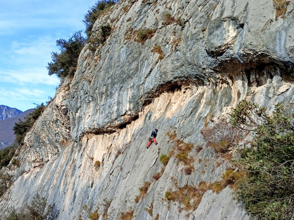 nel frattempo... altri climbers su vie pi&ugrave; impegnative alla nostra sinistra