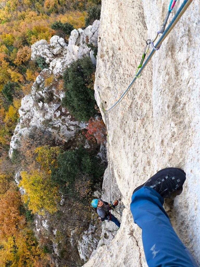 Gabri sul secondo tiro, dove dopo aver superato una piccola pancia bisogna traversare di qualche passo verso destra Gabri sul secondo tiro, dove dopo aver superato una piccola pancia bisogna traversare di qualche passo verso destra