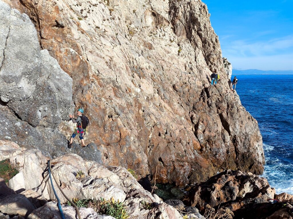 lungo il primo tiro: si aggira questa evidente concrezione di roccia nera lungo il primo tiro: si aggira questa evidente concrezione di roccia nera