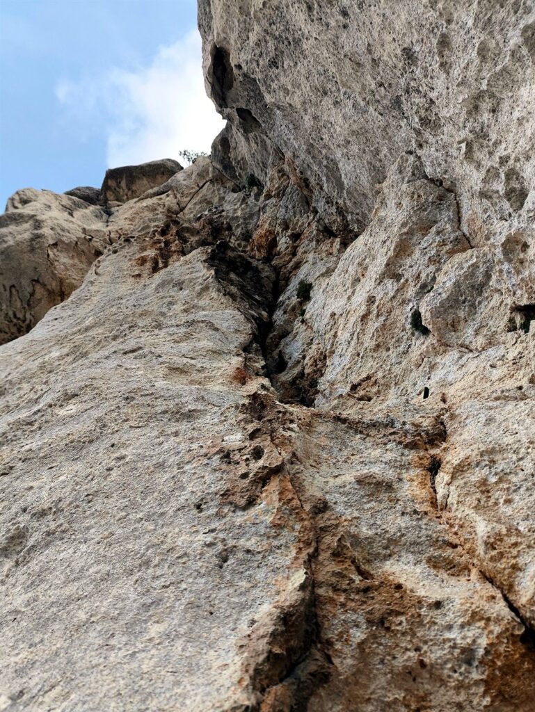 il diedro del secondo tiro visto da vicino... è verticale e molto divertente! il diedro del secondo tiro visto da vicino... è verticale e molto divertente!