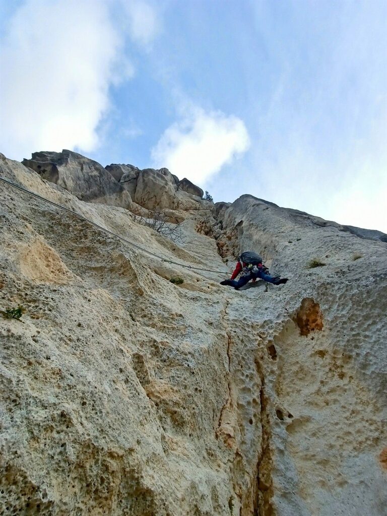 Gabri sul secondo tiro, dopo aver attraversato verso destra si attacca il diedro vero e proprio Gabri sul secondo tiro, dopo aver attraversato verso destra si attacca il diedro vero e proprio