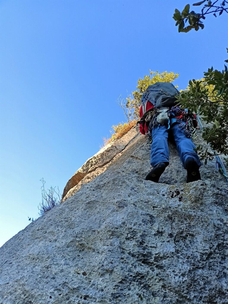 il secondo tiro (o terzo, dipende da come avete fatto il concatenamento) del Campanile risale lo spigolo con bella esposizione il secondo tiro (o terzo, dipende da come avete fatto il concatenamento) del Campanile risale lo spigolo con bella esposizione