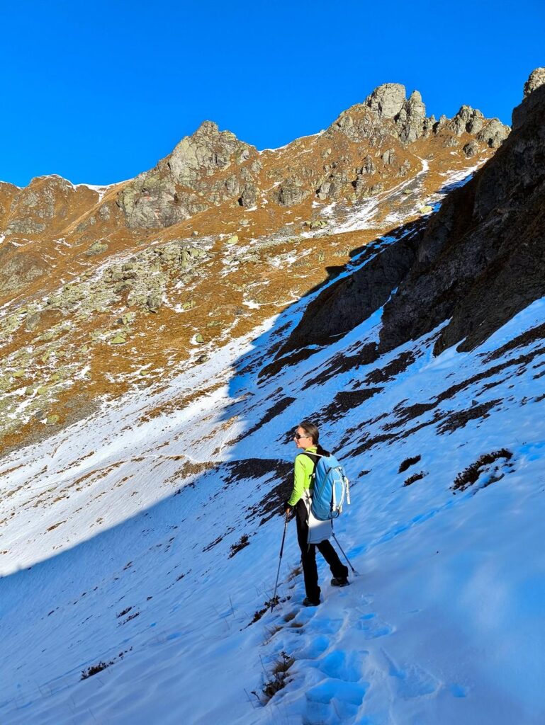 Erica nel punto in cui bisognerebbe tenersi alti seguendo la traccia a mezzacosta. Sullo sfondo la nostra meta: il Valletto Erica nel punto in cui bisognerebbe tenersi alti seguendo la traccia a mezzacosta. Sullo sfondo la nostra meta: il Valletto