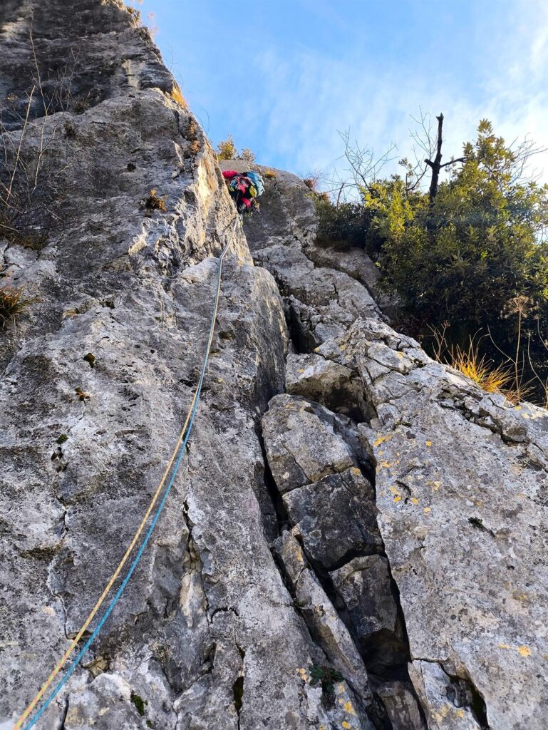quarto tiro, si sale su blocchi di pietra a destra della sosta poi si entra in un diedro