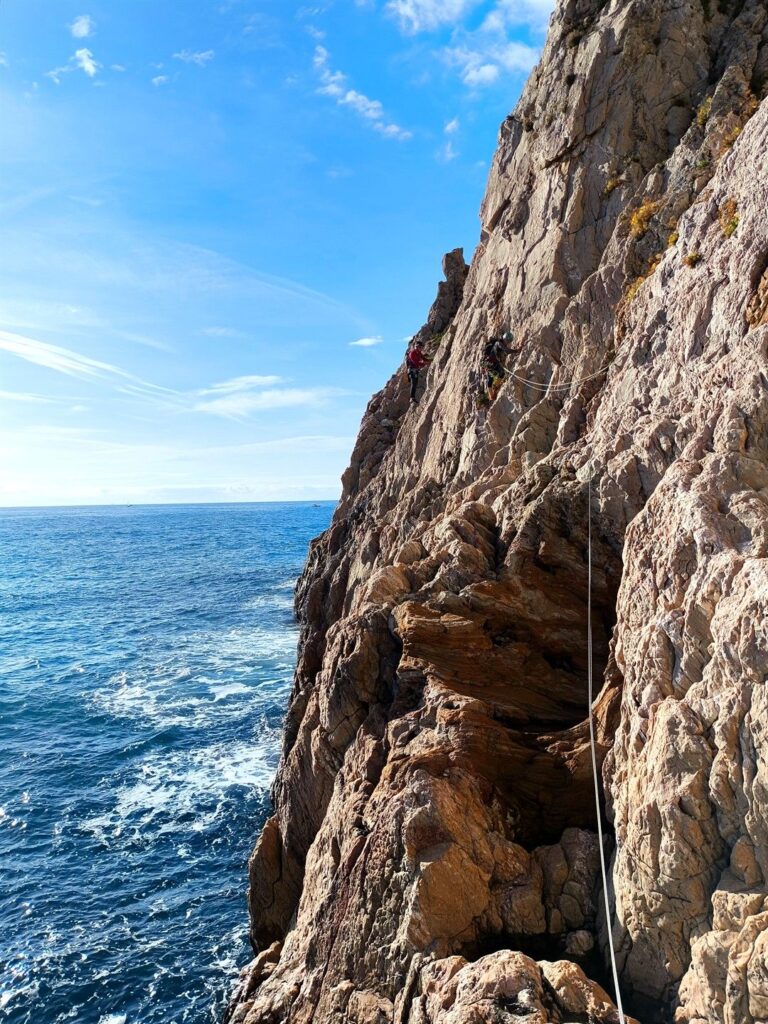 si scende a tratti molto vicino al mare si scende a tratti molto vicino al mare