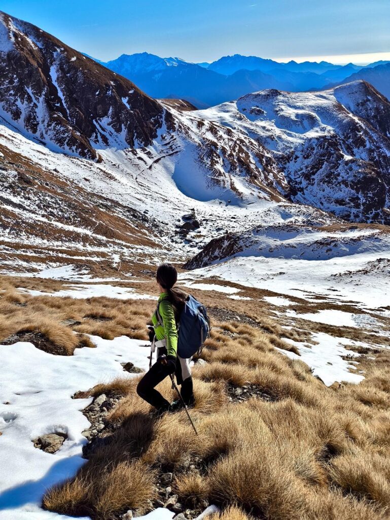 Inutile dire che noi siamo scesi fino alla conca e poi siamo risaliti. A questo punto procediamo dritti per prati fino alla cima del Salmurano Inutile dire che noi siamo scesi fino alla conca e poi siamo risaliti. A questo punto procediamo dritti per prati fino alla cima del Salmurano