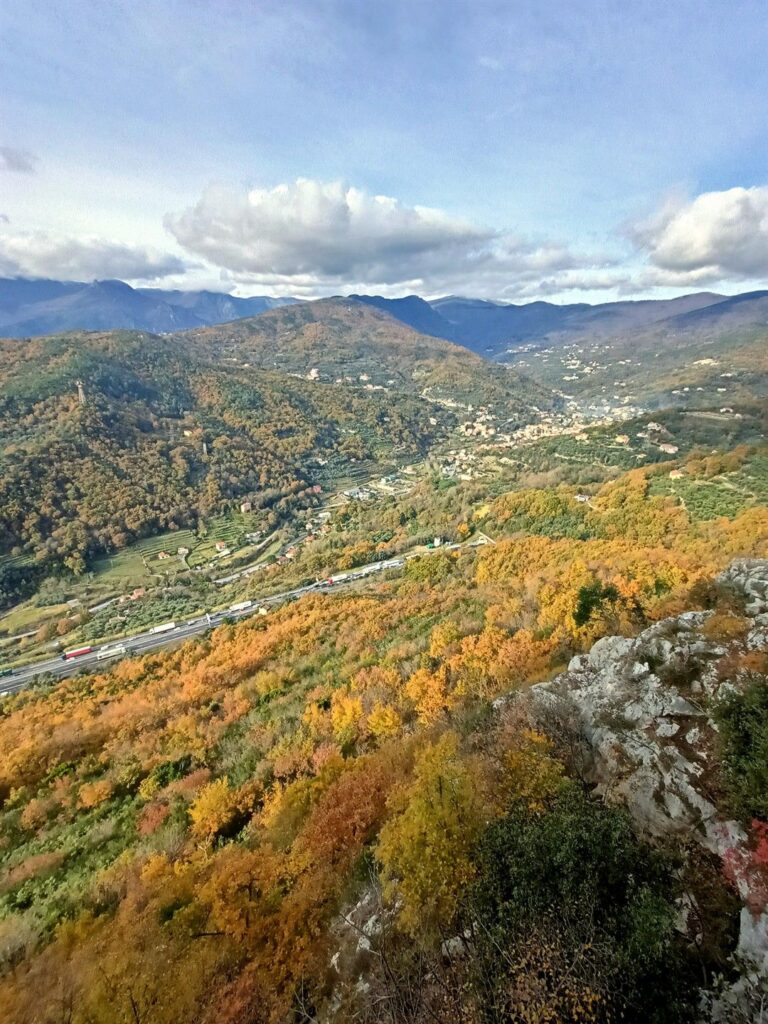 sotto di noi un entroterra bello colorato e la coda in autostrada :) in costante aumento sotto di noi un entroterra bello colorato e la coda in autostrada :) in costante aumento