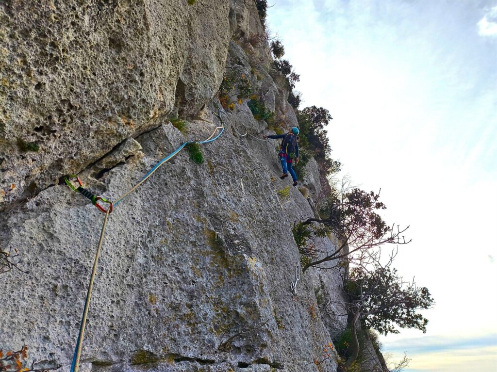 terzo tiro, si traversa lungamente su placca ben ammanigliata fino a incontrare i piccoli golfari della Mariangela terzo tiro, si traversa lungamente su placca ben ammanigliata fino a incontrare i piccoli golfari della Mariangela