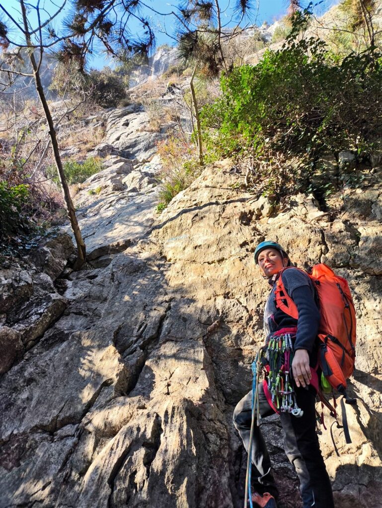 l'attacco della Via della Metamorfosi, a destra rispetto a Guide Alpine l'attacco della Via della Metamorfosi, a destra rispetto a Guide Alpine