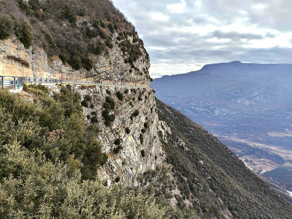 Le pareti del Croz delle Mirandole a picco sotto la strada scavata nella roccia Le pareti del Croz delle Mirandole a picco sotto la strada scavata nella roccia
