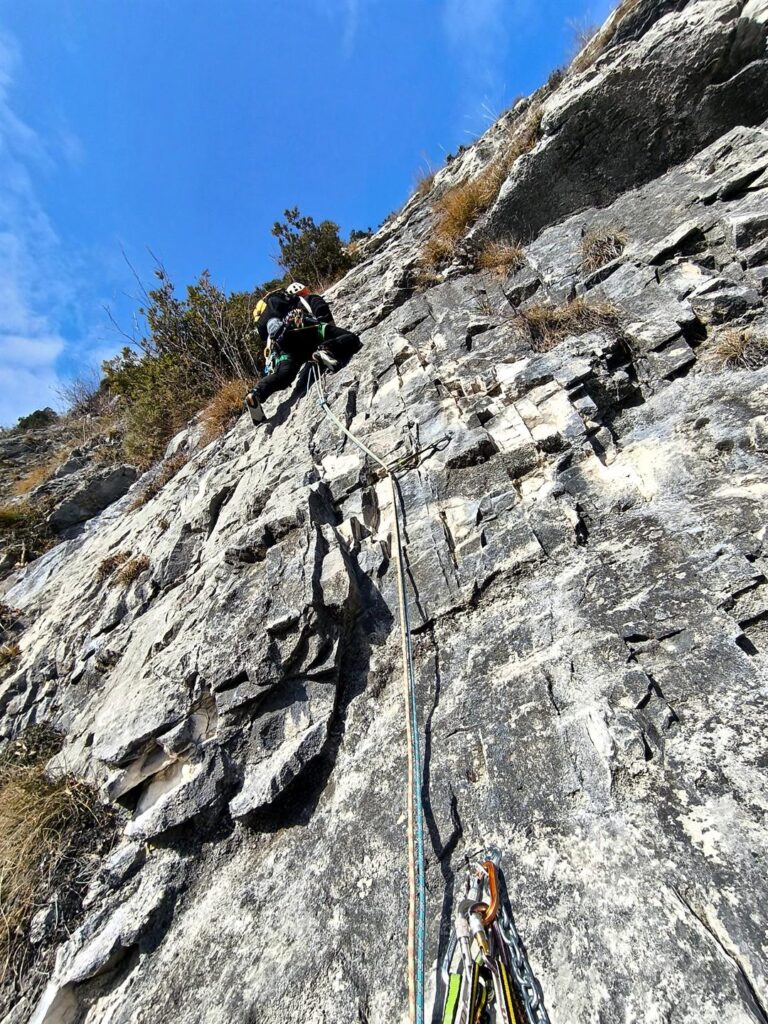 Andre sul chiave del secondo tiro che si risolve con un piedino a spalmo Andre sul chiave del secondo tiro che si risolve con un piedino a spalmo