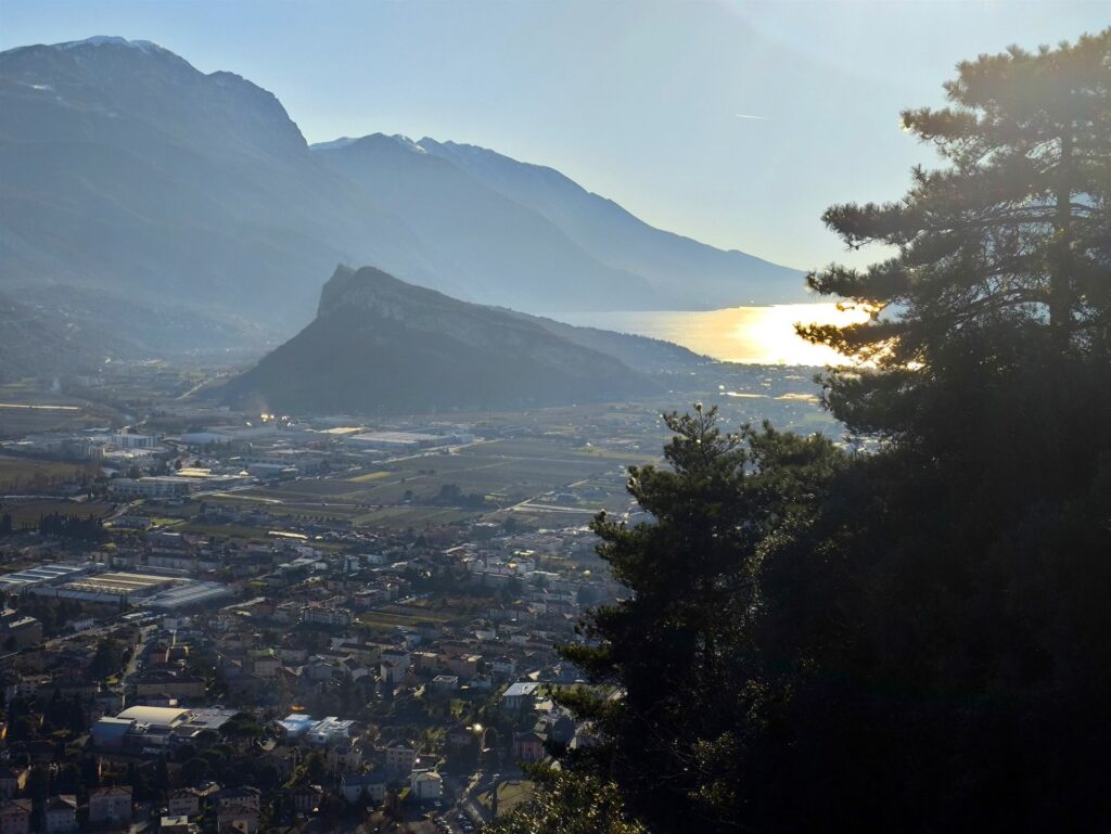il sole del meriggio colora di giallo il Lago di Garda il sole del meriggio colora di giallo il Lago di Garda