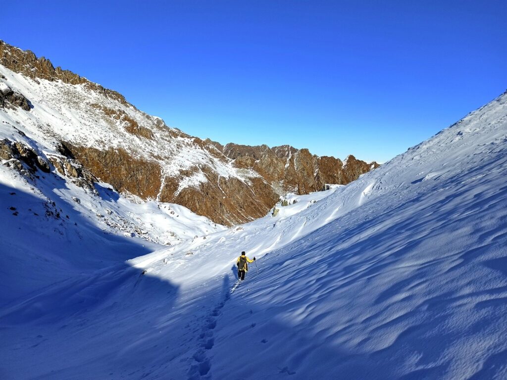 in effetti la neve non manca nemmeno su questo versante... ma quantomeno &egrave; in discesa!
