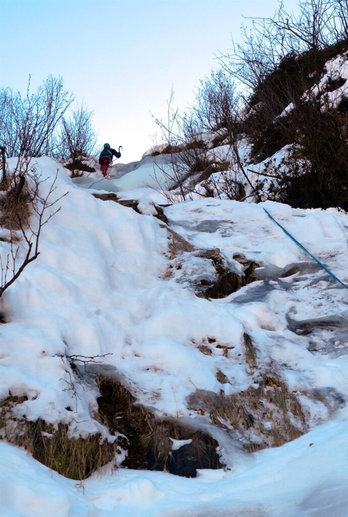 uscita del quarto tiro: la sosta si trova appena qualche metro sopra il risalto uscita del quarto tiro: la sosta si trova appena qualche metro sopra il risalto