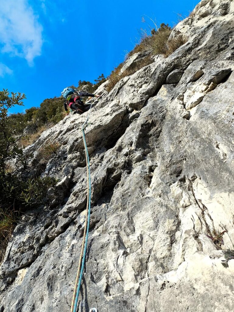 Il tiro poi procede più a sinistra e sale su una bella placca a buchi Il tiro poi procede più a sinistra e sale su una bella placca a buchi