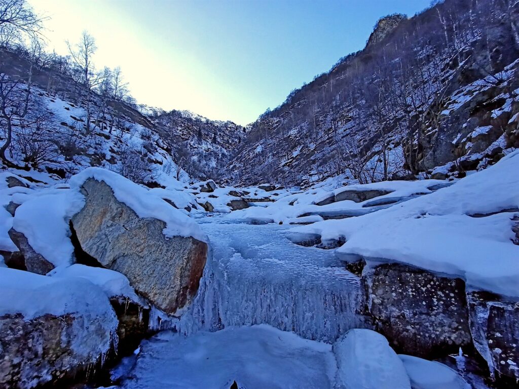 guado sull'Irogna: poco più a monte c'è un ponticello in legno guado sull'Irogna: poco più a monte c'è un ponticello in legno