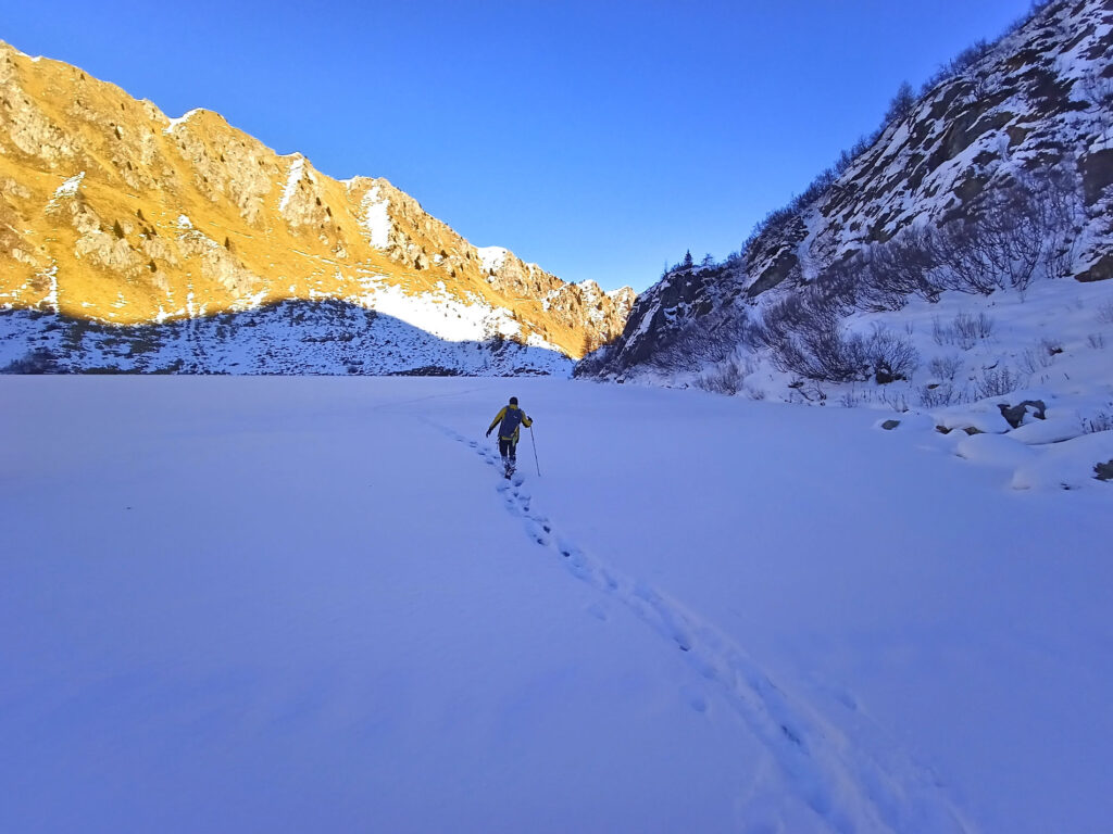 con molta molta cautela attraversiamo il lago ghiacciato
