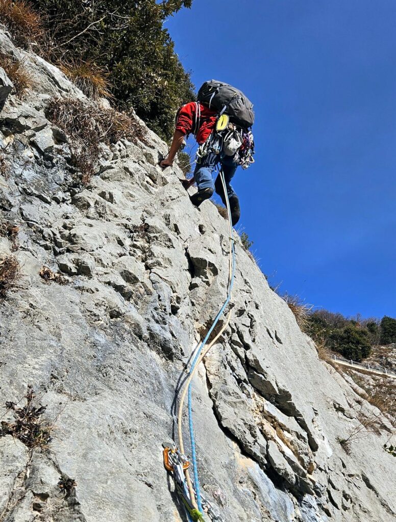 Gab sul passo delicato di placca all'inizio del quarto tiro Gab sul passo delicato di placca all'inizio del quarto tiro