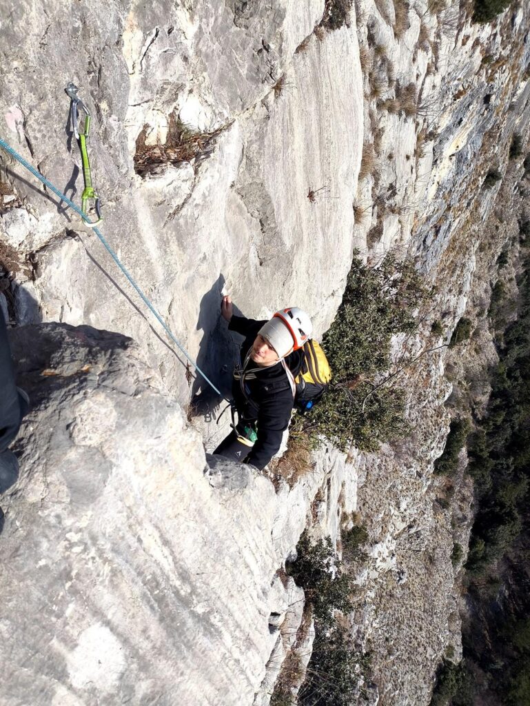 Andre in uscita dal quarto tiro che nel finale sale per balzelli in un diedro Andre in uscita dal quarto tiro che nel finale sale per balzelli in un diedro