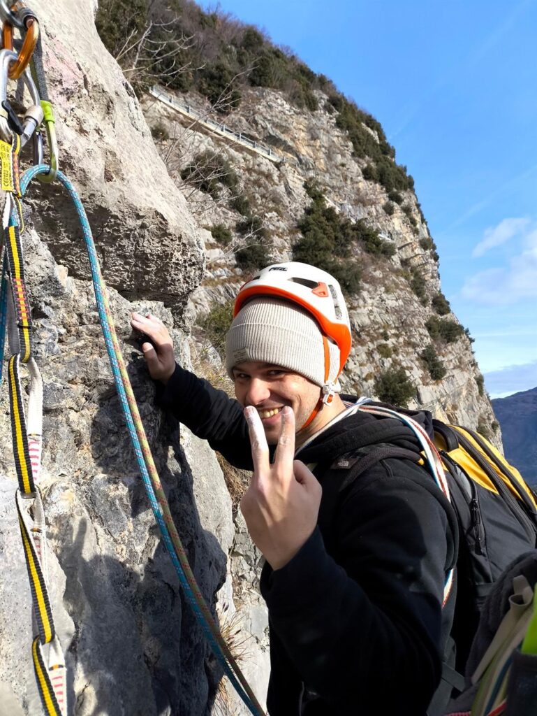 Andre carico per il quinto tiro che presenta 3 strapiombini in sequenza Andre carico per il quinto tiro che presenta 3 strapiombini in sequenza