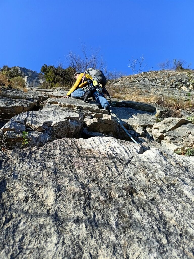 i primi tiri sono una cavalcata su facili, belle e lavoratissime placche i primi tiri sono una cavalcata su facili, belle e lavoratissime placche