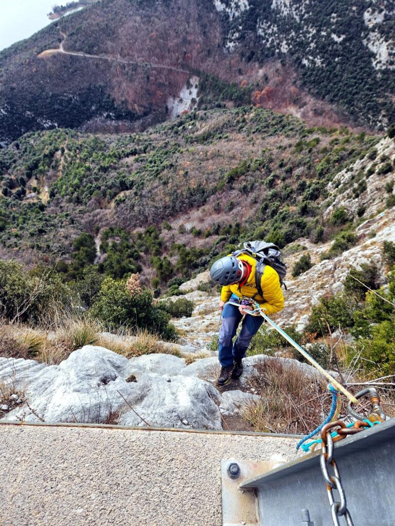 Gab attacca la prima calata che parte direttamente dal guard rail Gab attacca la prima calata che parte direttamente dal guard rail
