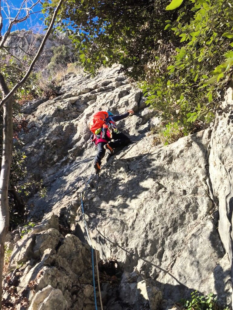 il primo tiro affronta nella prima sezione un muretto più verticale per poi assestarsi su placche appoggiate e molto lavorate il primo tiro affronta nella prima sezione un muretto più verticale per poi assestarsi su placche appoggiate e molto lavorate