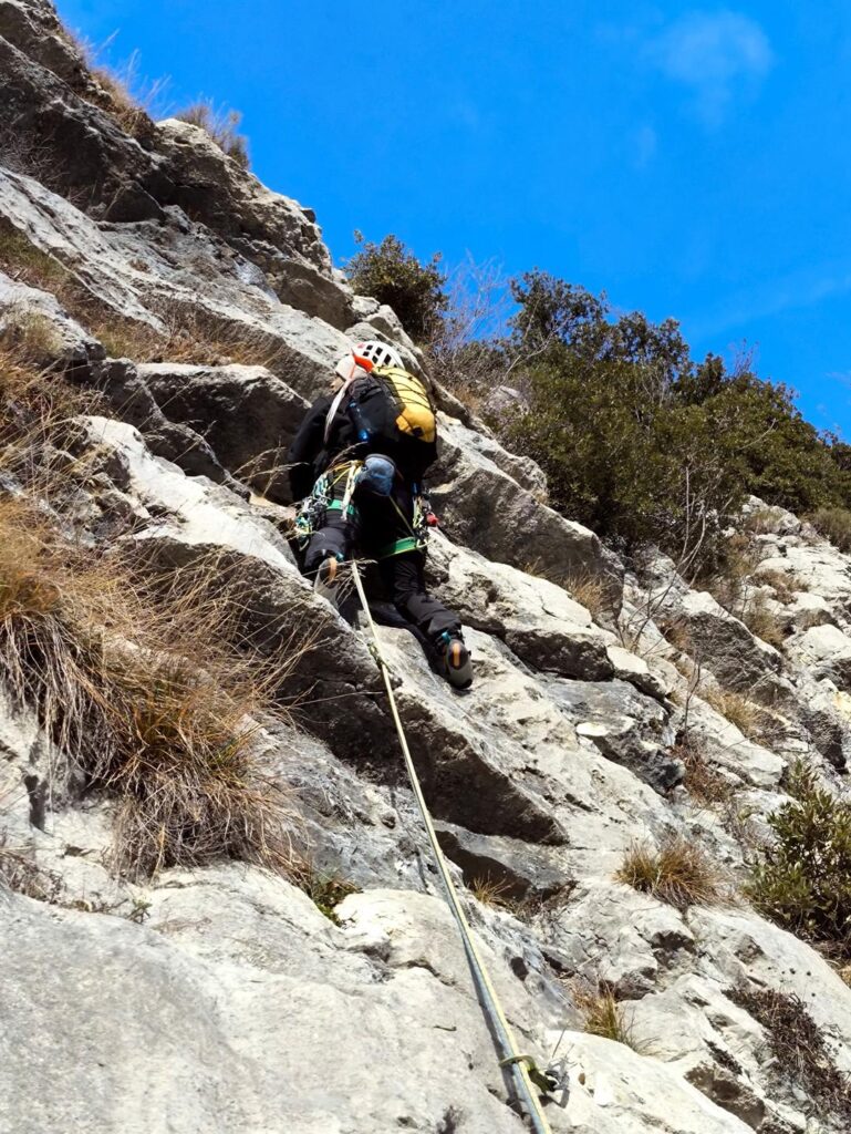 Il primo strapiombo del quinto tiro è il più facile Il primo strapiombo del quinto tiro è il più facile