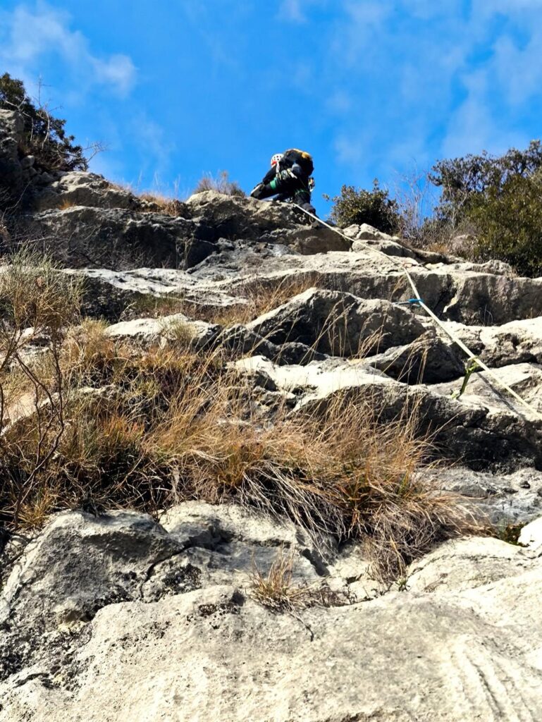 Andre sull'ultimo strapiombo del quinto tiro che porta fuori dalle difficoltà Andre sull'ultimo strapiombo del quinto tiro che porta fuori dalle difficoltà