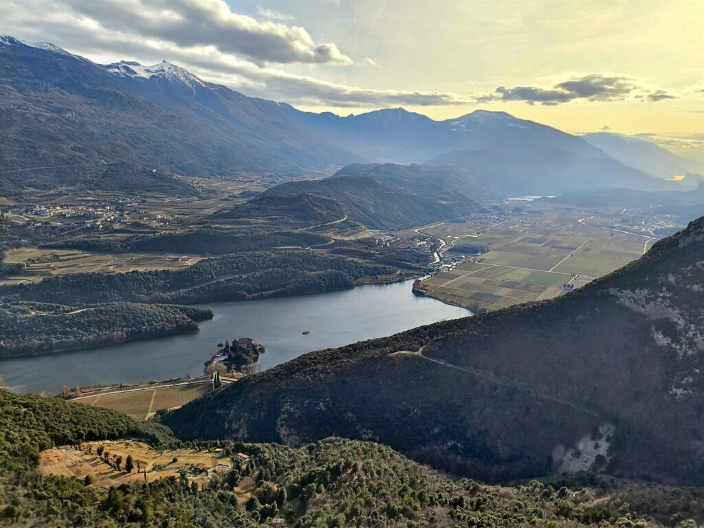 La bellissima vista verso il lago di Toblino e la valle del Sarca La bellissima vista verso il lago di Toblino e la valle del Sarca