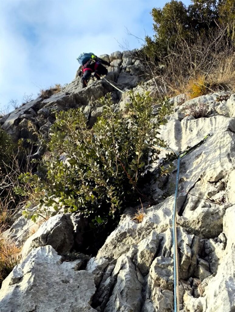 Erica sulla placca finale del sesto tiro che riporta alla strada Erica sulla placca finale del sesto tiro che riporta alla strada