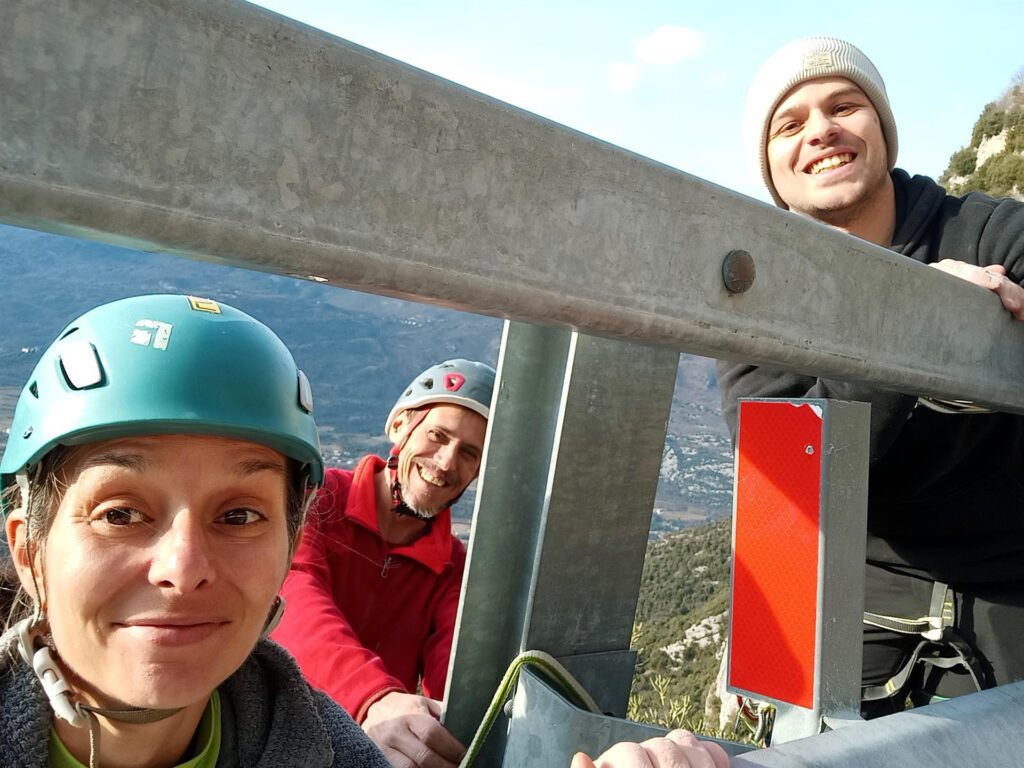 La cricca in cima con il mitico guard rail! La cricca in cima con il mitico guard rail!