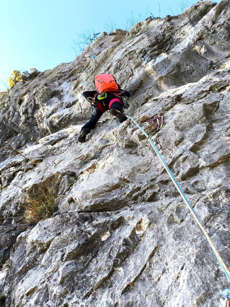 ultimo tiro della via decisamente più impegnativo dei precedenti: dal punto in cui è Erica inizia la sezione faticosa, ma fortunatamente protetta benissimo ultimo tiro della via decisamente più impegnativo dei precedenti: dal punto in cui è Erica inizia la sezione faticosa, ma fortunatamente protetta benissimo