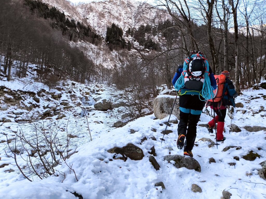 lungo il sentiero che corre accanto al Torrente Cervo, alla nostra sinistra lungo il sentiero che corre accanto al Torrente Cervo, alla nostra sinistra