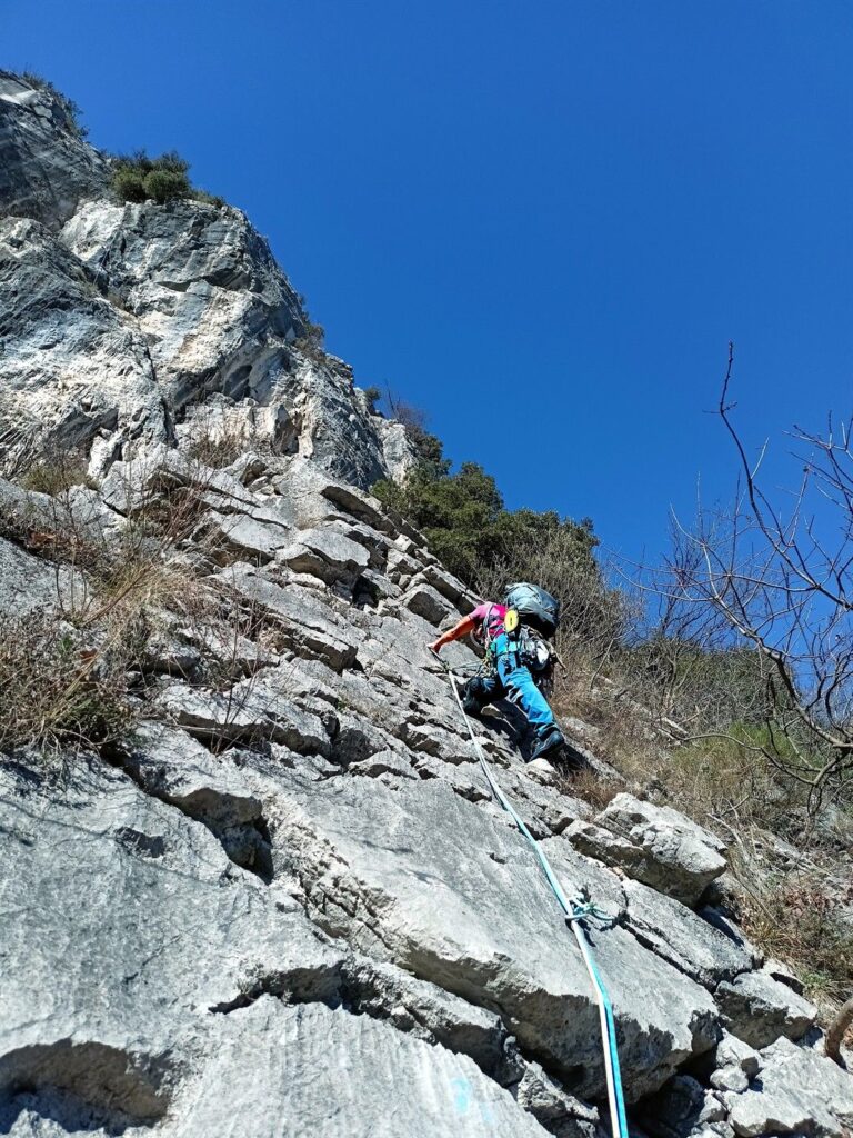 gli ultimi metri del secondo tiro su bella placca solcata da fessure gli ultimi metri del secondo tiro su bella placca solcata da fessure