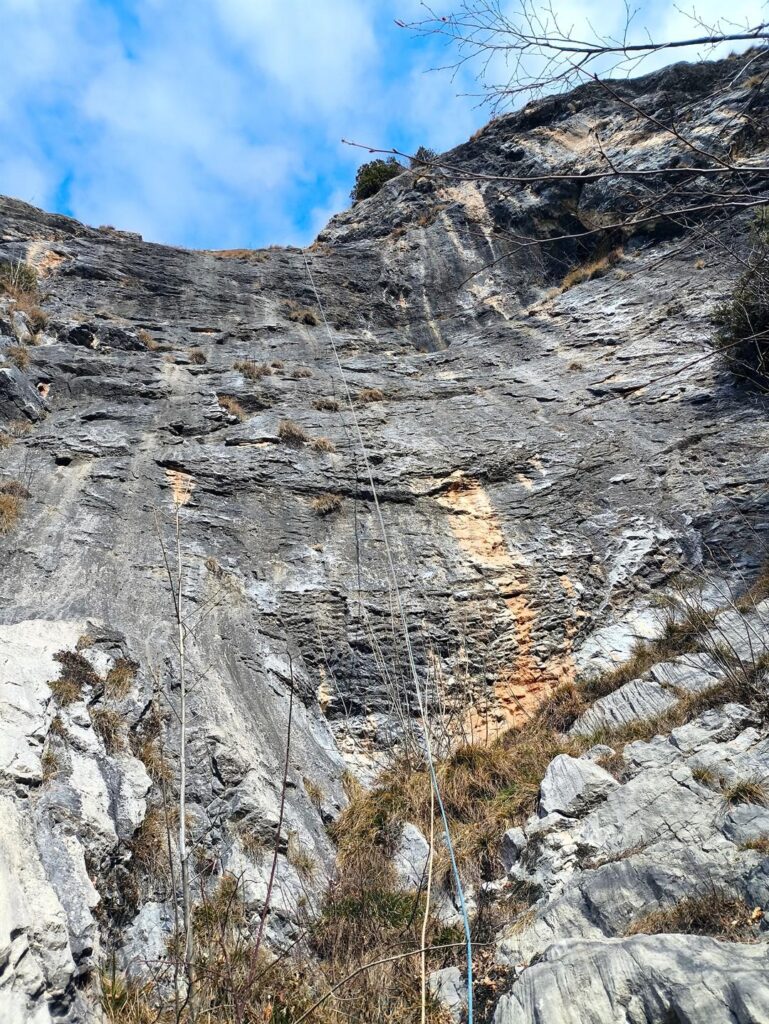 L'impressionante muro su cui si effettua la seconda calata da 60 metri L'impressionante muro su cui si effettua la seconda calata da 60 metri