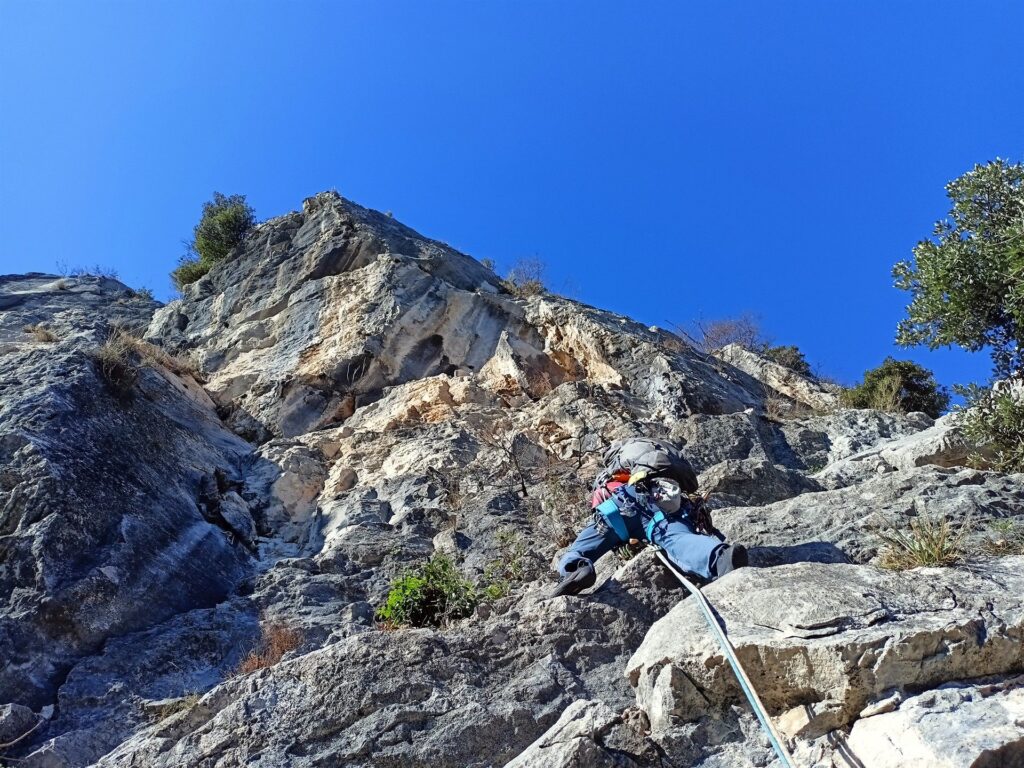 terzo tiro, dritto sopra la sosta poi si sposta verso destra su calcare compatto terzo tiro, dritto sopra la sosta poi si sposta verso destra su calcare compatto