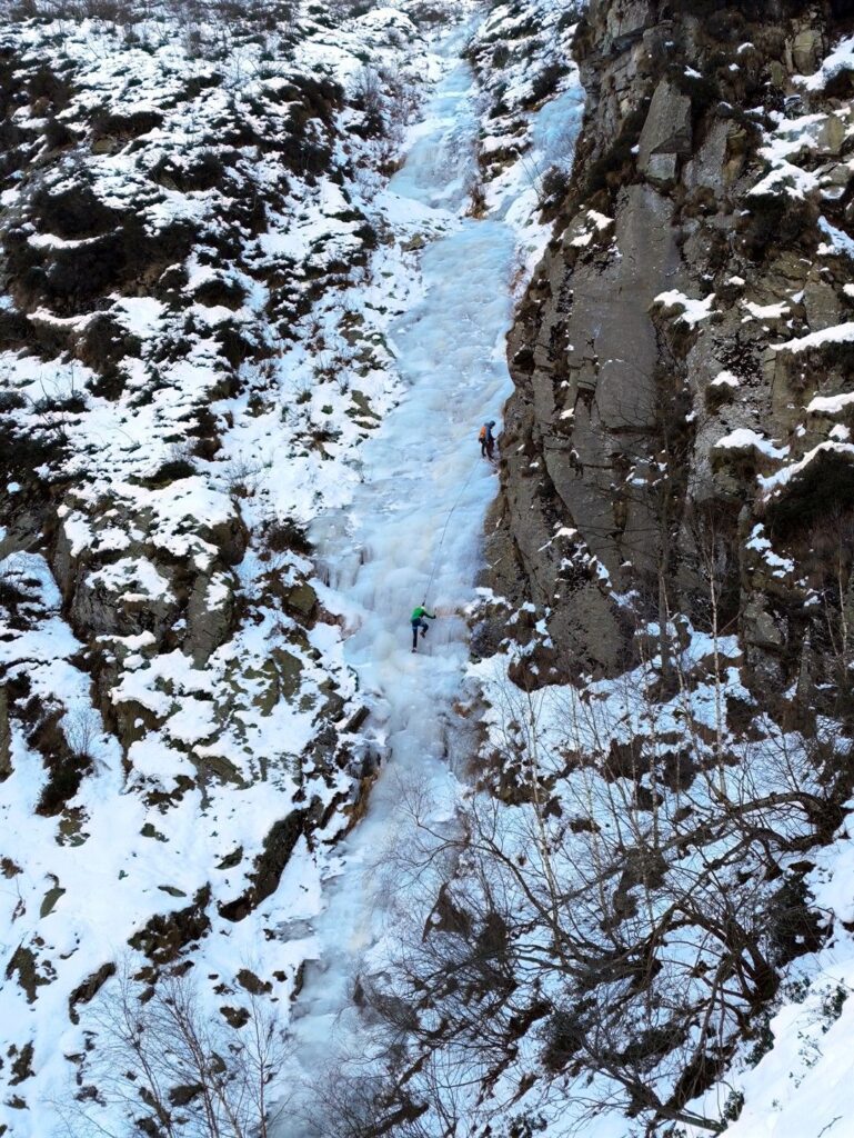 zoom sulla cordata, impegnata sul primo tiro della cascata zoom sulla cordata, impegnata sul primo tiro della cascata